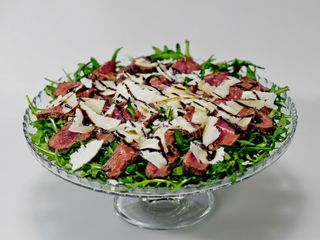 Tagliata di manzo con rucola e pomodorini