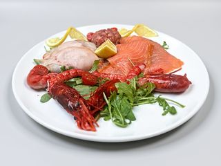 Crudo di pesce spada, salmone, tonno, gamberi rossi