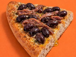 Focaccia con olive baresi e acciughe