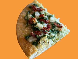 Focaccia con peperoncino e salsa verde con prezzemolo, aglio e basilico