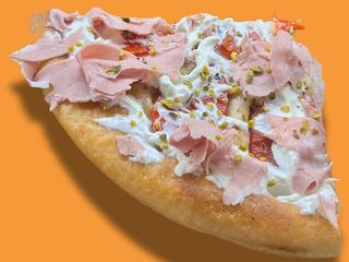 Focaccia con mortadella, provolone e tartufo