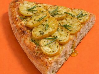 Focaccia con patate, olio extravergine d'oliva e rosmarino