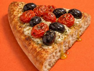 Focaccia pomodoro e olive nere