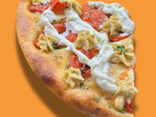 Focaccia con stracciatella, crema di ceci e salsa di rucola