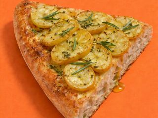Focaccia con patate, provola,'nduja e salsa di rucola