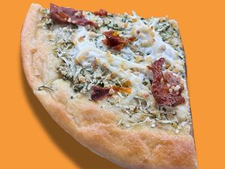 Focaccia con zucchine, pomodori secchi, stracciatella e granella di nocciole