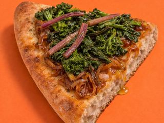 Focaccia con cipolla caramellata e rape