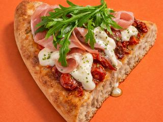 Focaccia pomodoro, prosciutto crudo e stracciatella