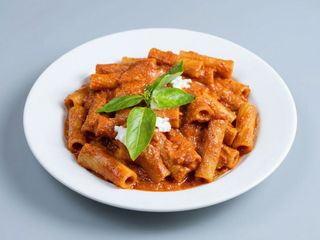 Ziti ragù napoletano e ricotta fresca, pepe nero e basilico