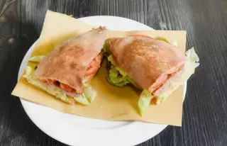 Paposcia con salsiccia, pomodoro e lattuga