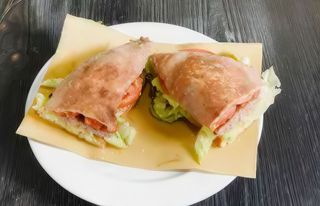 Paposcia con salsiccia, pomodoro e lattuga