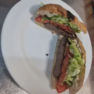 Paposcia con hamburger, pomodoro e lattuga