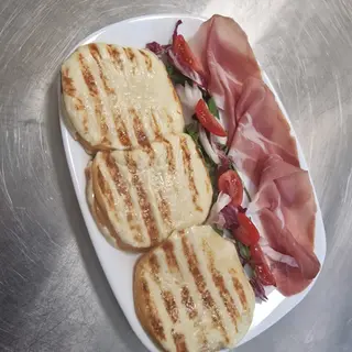 SCAMORZA & CRUDO