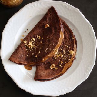Crepes con cioccolato e frutta secca