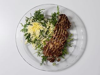Tagliata di vitello con rucola e scaglie