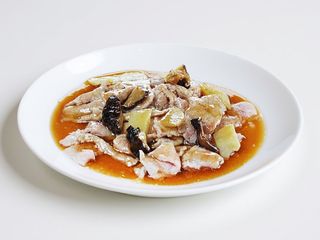 360. Maiale funghi e bambu