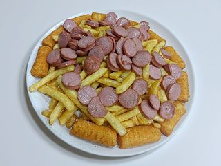 Misto fritto patatine e würstel