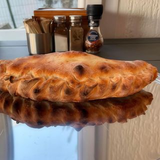Calzone würstel e salame