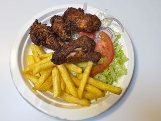 Piatto ali di pollo patate e verdure