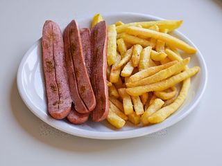 Würstel e patate fritte