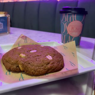 Cookie con arachidi e caramello salato