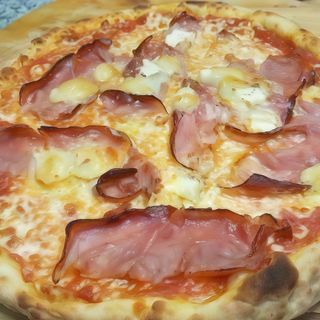 Pizza speck e brie