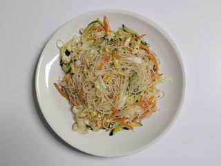 Spaghetti di riso con gamberi e verdure