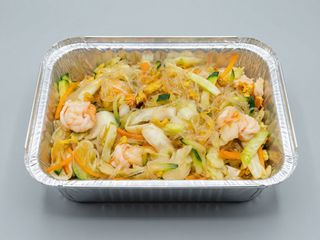 Spaghetti di soia con gamberi è verdure