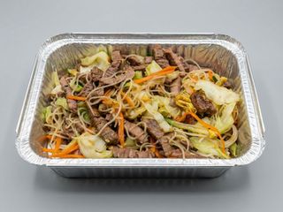 spaghetti di riso con manzo e verdure