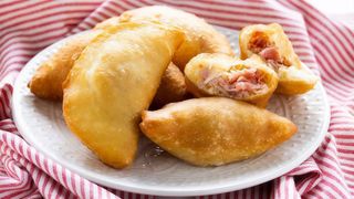 Panzerotto fritto farcito con carne