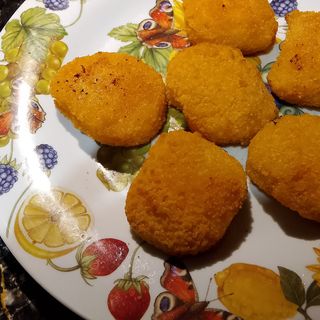 Nuggets di pollo e patate fritte