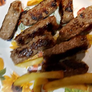 Cevapcici triestini con aiwar e cipolla caramellata