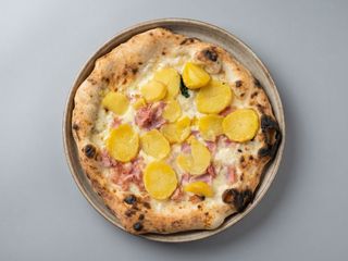 Margherita con patate fresche e prosciutto cotto bianca