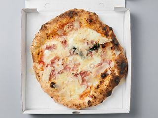 Pizza  bufalina con cotto e scaglie ombra