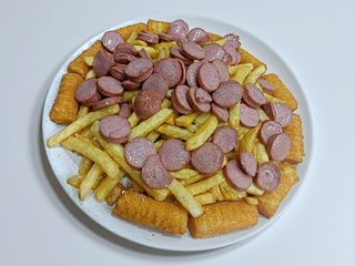 Patatine fritte e würstel