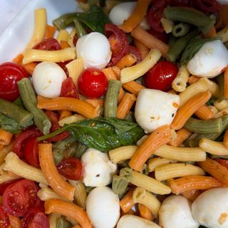 Maccheroncini tricolore mozzarella pomodori e basilico
