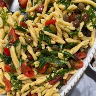 Pasta con rucola pomodorini e olive Taggiasche