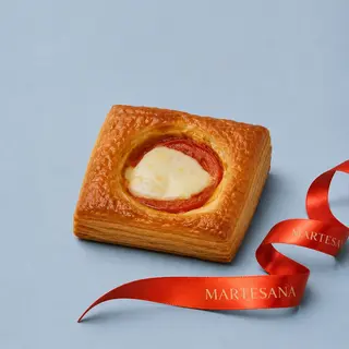 Sfogliato salato al pomodoro, mozzarella e basilico