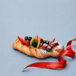 Treccia alla crema con frutta mista