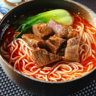 Spaghetti in brodo con manzo (piccante)