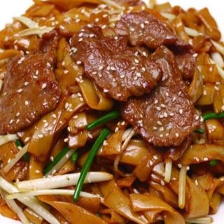 Tagliatelle di riso saltato con manzo e verdure miste