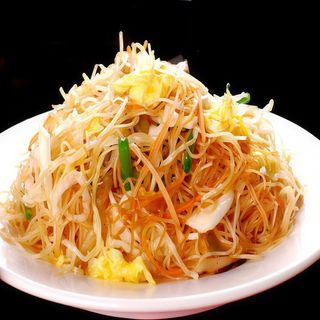 Spaghetti di riso con verdure e uovo