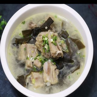 Zuppa di costine con alghe