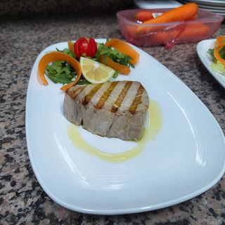 Trancio di tonno fresco alla griglia con sedano