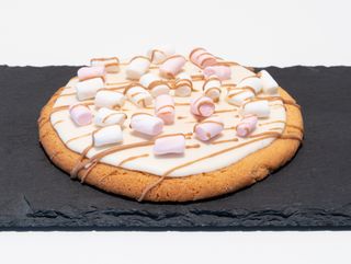 Cookie glassato al cioccolato bianco e marshmellows