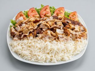 Piatto kebab con riso