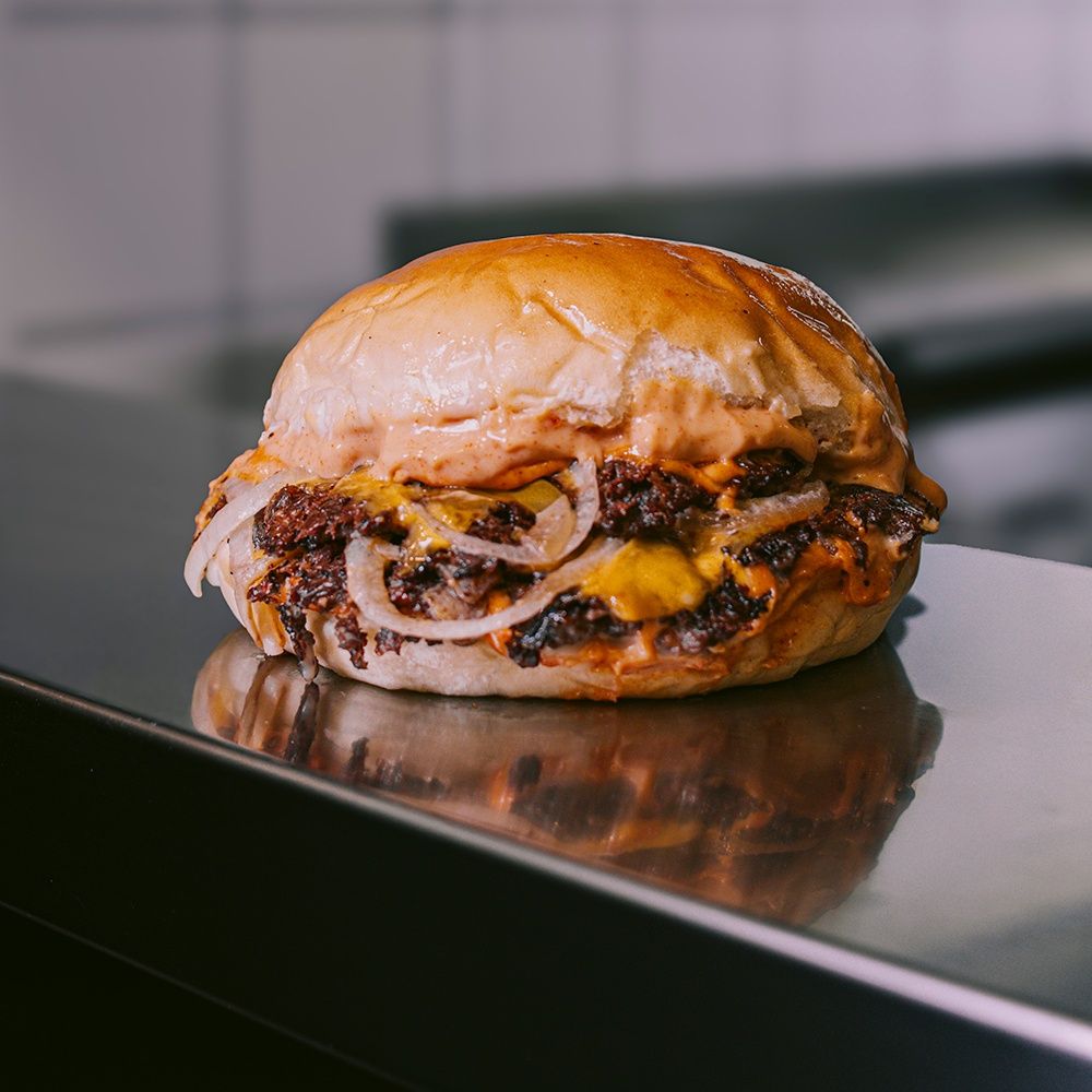 L'Oklahoma: doppio smash con doppio cheddar e cipolla schiacciata nella carne