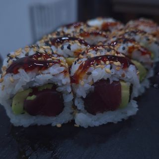 Salmone e avocado con semi di sesamo