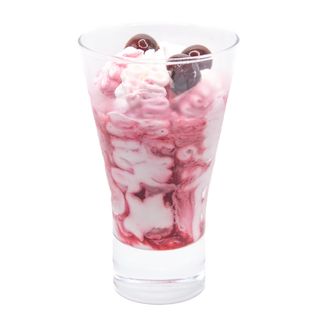 Coppa di gelato all'amarena in vetro