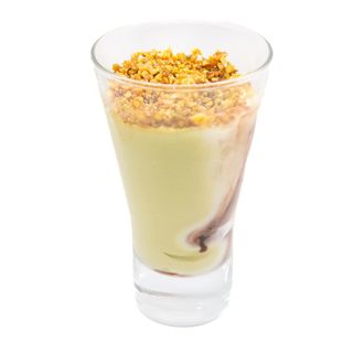 Coppa di gelato al pistacchio in vetro